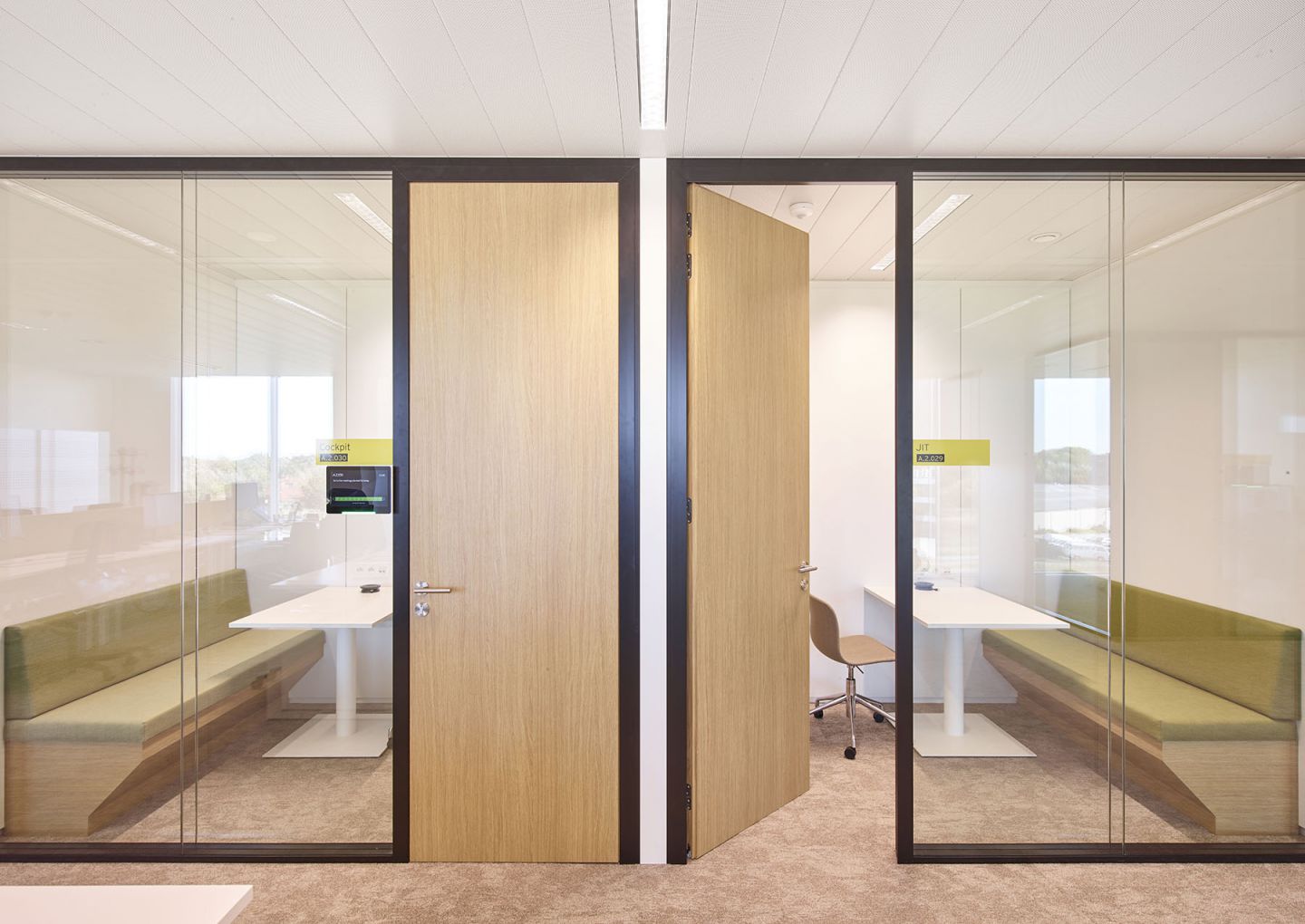 Ernst & Young Vergaderruimte beglaasde JB PURE 100 en houten JB 2000