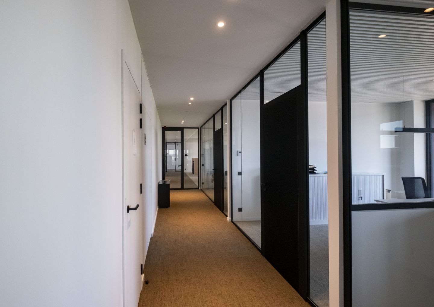 JB 4000 single glazed partition