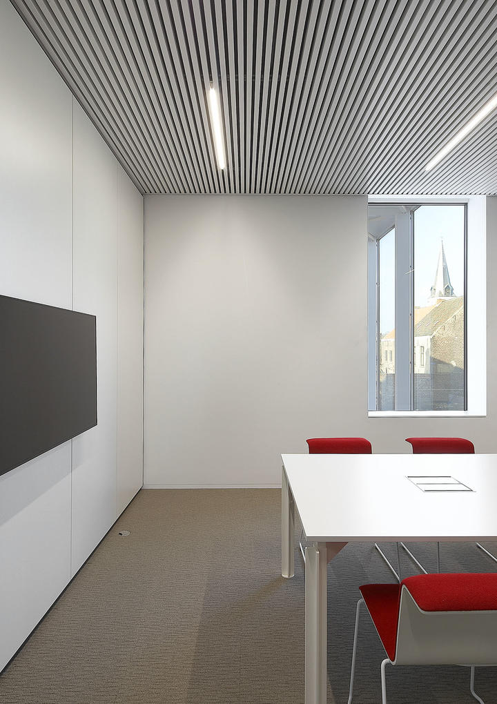 Akustischer Besprechungsraum mit Bildschirm