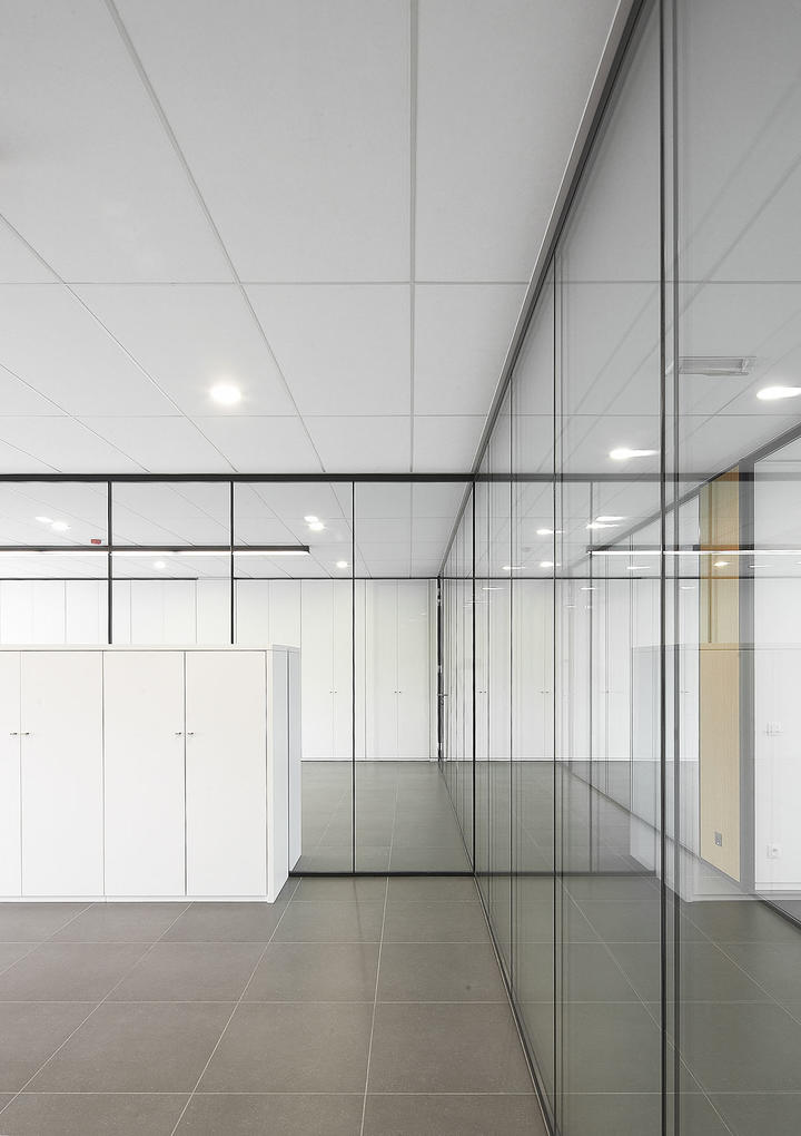 glaswand in transportbedrijf Mervielde