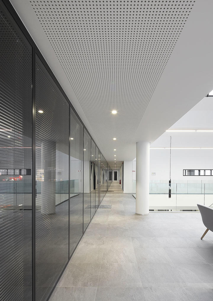 glazen systeemwand en privacy door horizontale stores in de wand